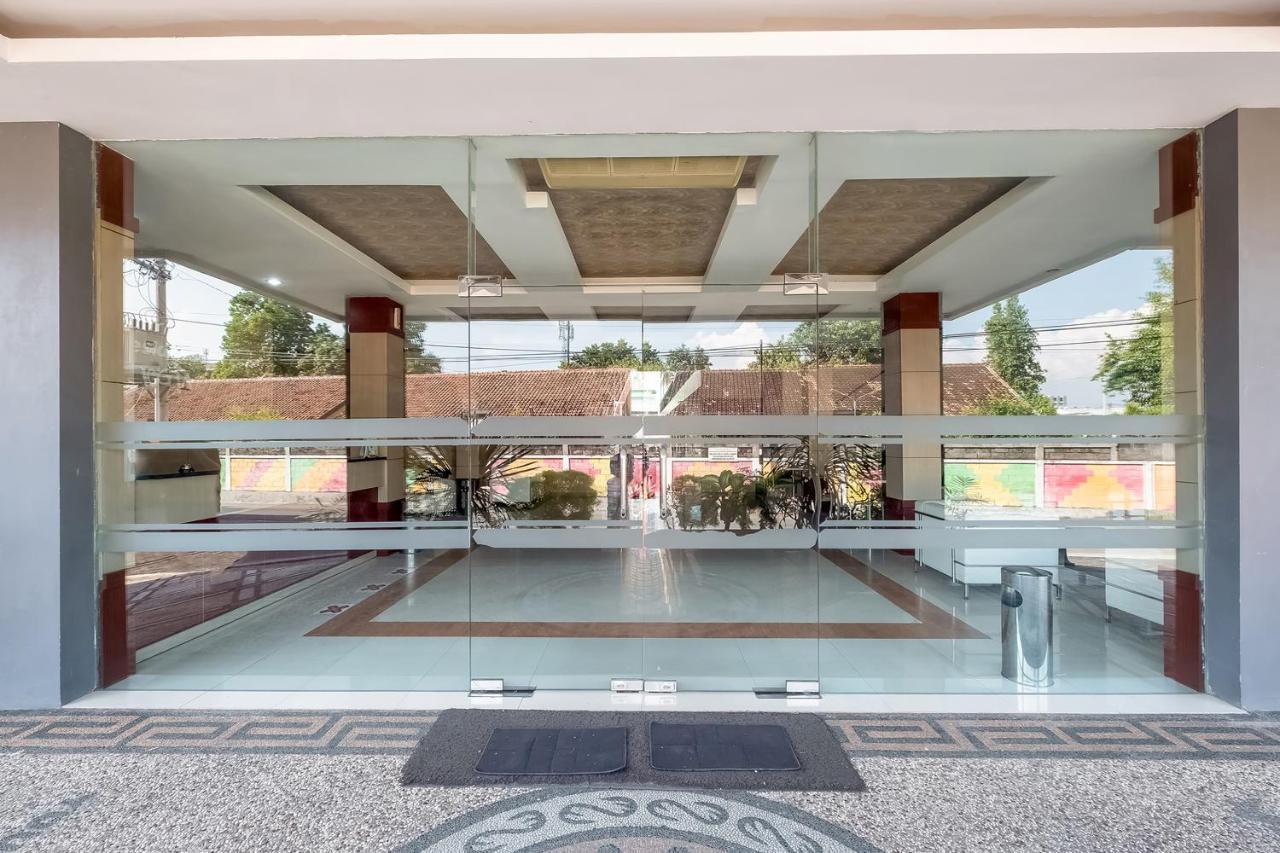 Oyo Flagship 3726 Tembok Batu Residence Tugu Exterior photo