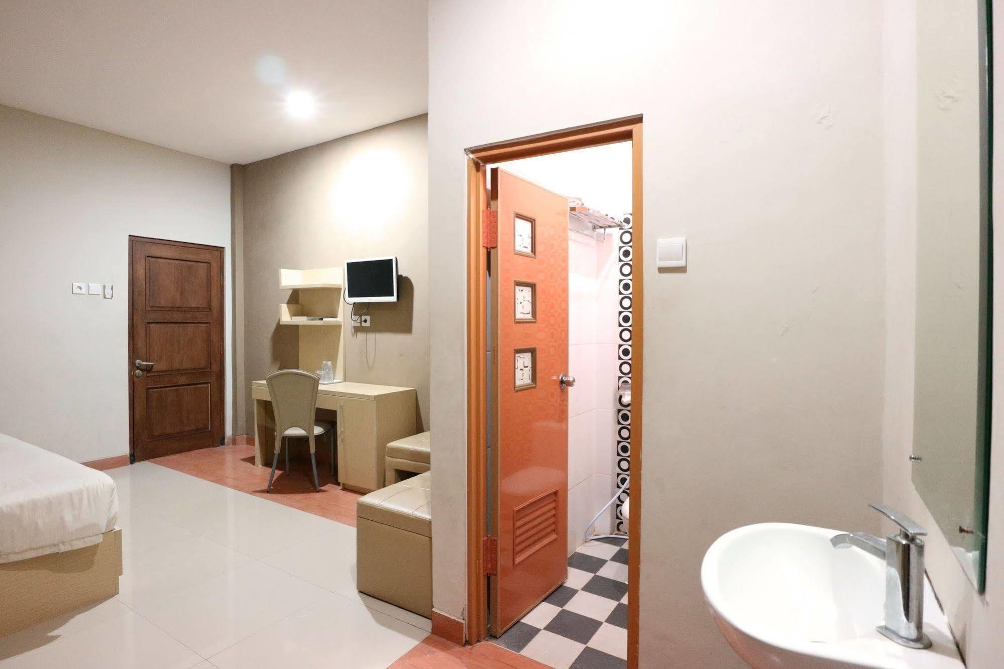Oyo Flagship 3726 Tembok Batu Residence Tugu Exterior photo